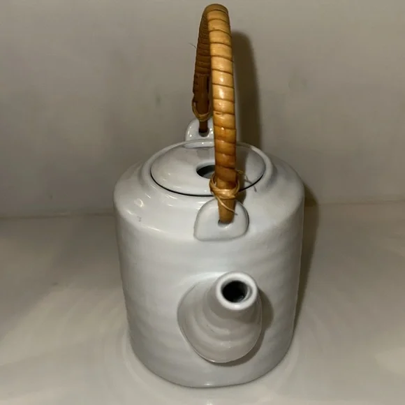 STARBUCKS Vintage Ribbed Porcelain Teapot with Lid - Picture 3 of 10